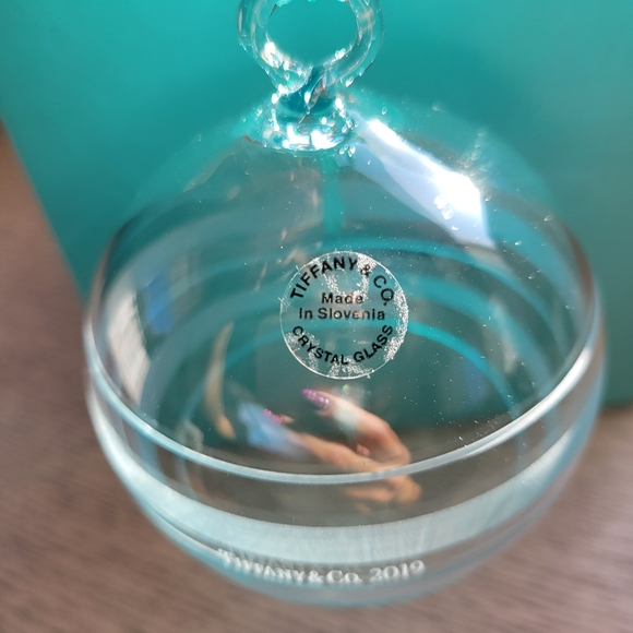 Authentic Tiffany & Co. 2019 Crystal Glass Ribbon Stripe Ball Ornament - Picture 3 of 9